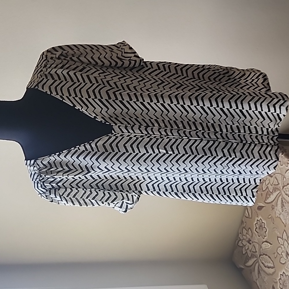black and white shoet sleeve blouse